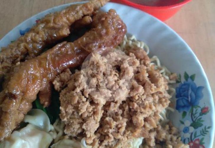 Mie Ayam Pangsit Bakso & Ceker: Rasa yang Menggoda di Jantung Cilacap